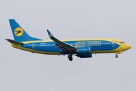UR-GBD @ LOWW - Ukraine International 737-300 - by Andy Graf - VAP