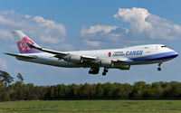 B-18719 @ ELLX - on final RW24