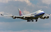 B-18719 @ ELLX - on final RW24