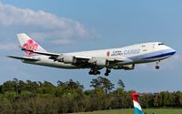 B-18723 @ ELLX - on final RW24