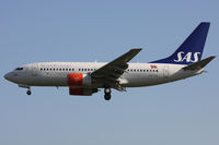 LN-TUH @ EGLL - Scandinavian Airlines, on approach to runway 27L. - by Howard J Curtis