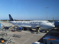 N121UA @ YSSY - Ready for boarding at Sydney bound for Los Angeles - by Keith Hamilton