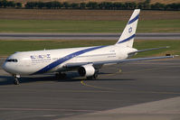 4X-EAR @ VIE - El Al Israel Airlines Boeing 767-300 - by Thomas Ramgraber