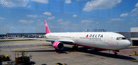 N845MH @ KDTW - Gate A28 - Evelyn H. Lauder - Breast Cancer Awareness - detroit - by Ronald Barker