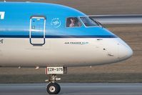 PH-EZR @ LOWW - KLM EMB190 - by Andy Graf - VAP