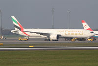 A6-EBI @ LOWW - Emirates B777 - by Thomas Ranner