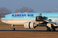 HL8276 @ VIE - Korean Air - by Chris Jilli