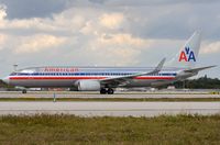 N838NN @ KFLL - American B738 taxying to the runway. - by FerryPNL
