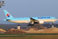 HL7766 @ VIE - Korean Air - by Chris Jilli