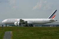F-GSQF @ LFPG - Boeing 777-328 (ER), Landing Rwy 26L, Roissy Charles De Gaulle Airport (LFPG-CDG) - by Alexander Todt