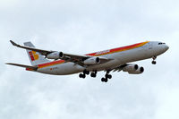 EC-KCL @ EGLL - Airbus A340-311 [005] (Iberia) Home~G 30/08/2012. On approach 27L - by Ray Barber