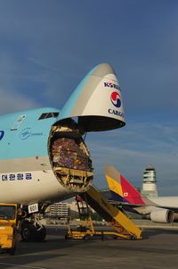 HL7601 @ LOWW - Korean Air Boeing 747-400 - by Dietmar Schreiber - VAP