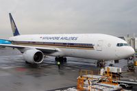 9V-SVC @ EHAM - SQ B772 being prepared for its return flight to SIN. - by FerryPNL