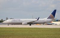 N38459 @ MIA - United 737-900 - by Florida Metal