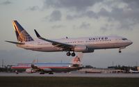 N78511 @ MIA - United 737-800 - by Florida Metal