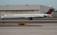 N925DN @ DTW - Delta MD-90 - by Florida Metal
