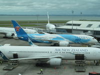 B-2725 @ NZAA - On crowded AKL apron - by magnaman