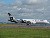 ZK-NZG @ NZAA - landing at AKL - by magnaman