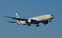 A6-ENH @ EDDL - Emirates, is here on finals RWY 05R at Düsseldorf Int'l(EDDL), completing the flight from Dubai Int'l(OMDB) - by A. Gendorf