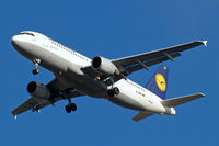 D-AIPZ @ EGLL - Airbus A320-211 [0162] (Lufthansa) Home~G 18/01/2011 - by Ray Barber