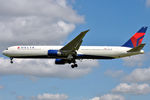 N842MH @ EGLL - On short finals at LHR - by Robert Kearney
