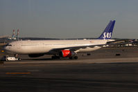 LN-RKO @ KEWR - Taxiing - by micka2b