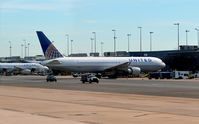 N644UA @ KIAD - Gate D11 Dulles - by Ronald Barker