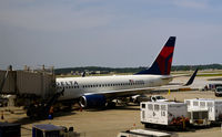 N305DQ @ KATL - At the gate Atlanta - by Ronald Barker