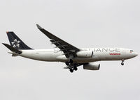 N280AV @ LEBL - Landing rwy 07L in Star Alliance c/s - by Shunn311