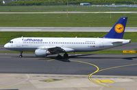 D-AIQW @ EDDL - Lufthansa A320 taxiing out. - by FerryPNL