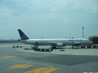 N76054 @ EWR - United Boeing 767-424ER - by Christian Maurer