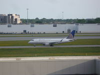 N655RW @ CMH - United Express ERJ-170SE - by Christian Maurer