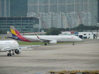 HL8039 @ VHHH - about to depart hkg - by magnaman