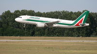 EI-DTL @ LHBP - Budapest Airport, Hungary - Landing - by Attila Groszvald-Groszi