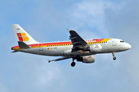 EC-HGR @ EGLL - Airbus A319-111 [1154] (Iberia) Home~G 02/06/2015. On approach 27L. - by Ray Barber