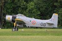 F-AZFN @ LFFQ - Douglas AD-4N Skyraider, Landing rwy 28, La Ferté-Alais airfield (LFFQ) Airshow 2015 - by Yves-Q