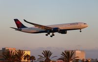 N825NW @ LAX - Delta - by Florida Metal