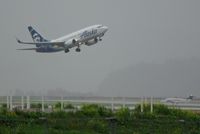 N613AS @ YVR - Rainy day departure AS702 to SEA