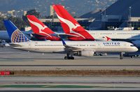 N67134 @ KLAX - United B752 taxying to its gate. - by FerryPNL