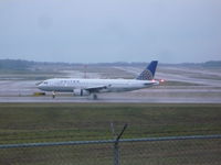 N422UA @ CVG - Airbus A320 in the rain - by Christian Maurer