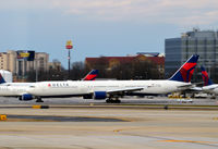 N825MH @ KATL - Landing Atlanta - by Ronald Barker