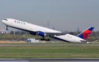 N835MH @ EDDL - Delta B764 lifting-off from DUS - by FerryPNL
