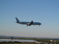 HL7782 @ NZAA - over threshold to runway - by magnaman