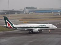 EI-DTK @ EHAM - alitalia on his way to the gate - by fink123