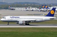 D-AIZB @ EDDM - Lufthansa A320 applying reverse trust. - by FerryPNL
