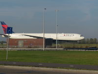 N826MH @ EHAM - DELTA TAXING - by fink123