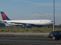 N860NW @ EHAM - DELTA TAXING - by fink123