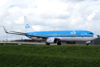 PH-BXV @ EHAM - KLM Boeing 737 - by Andreas Ranner