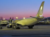 A9C-KF @ LFPG - beautifuls colors at terminal CDG T1 parking Zoulou, GULF AIR - by JC Ravon - FRENCHSKY