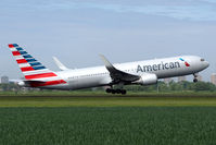 N392AN @ EHAM - AMERICAN - by Fred Willemsen